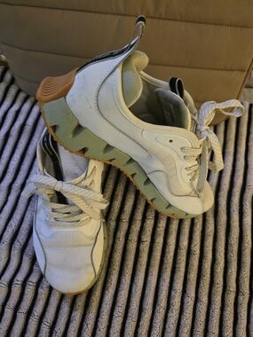 Reebok Zig Dynamica White Sneakers with Green and Gum Accents (Women's Size 8)